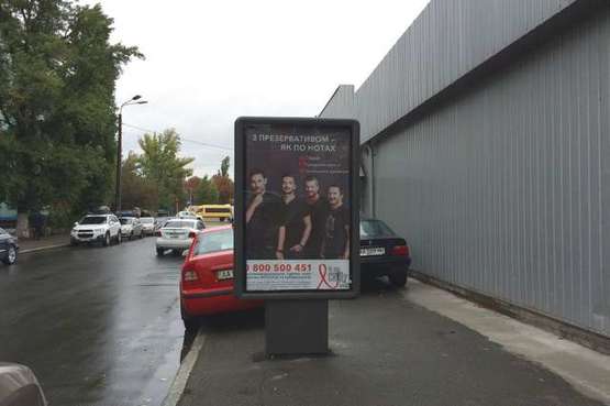 Фото рекламной плоскости по адресу Оленівська вул., 25 навпроти