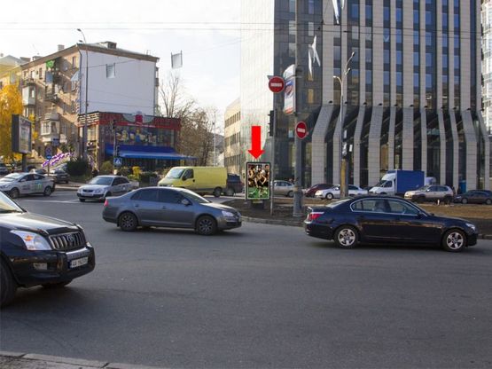 Фото рекламной плоскости по адресу Бассейная ул. / Госпитальная ул. / Украинки бул., на светофоре, в сторону Госпитальная ул.