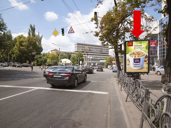 Фото рекламной плоскости по адресу Б. Житомирская ул., 40, возле гастронома, в сторону Сечевых Стрельцов ул. (бывш. Артема ул.)