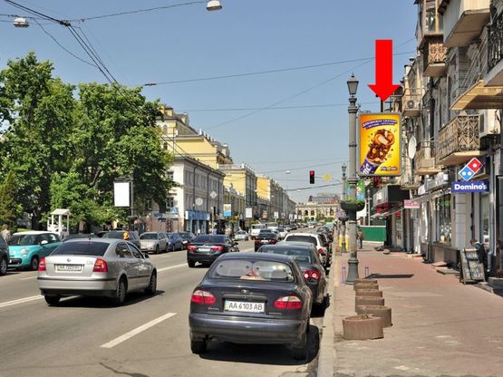 Фото рекламной плоскости по адресу Сагайдачного ул., 12 / Андреевская ул., светофор, в сторону Контрактовая пл.
