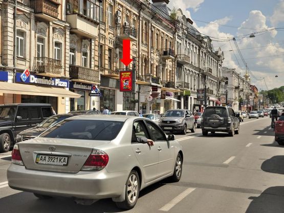 Фото рекламной плоскости по адресу Сагайдачного ул., 12 / Андреевская ул., светофор,, в сторону Почтовая пл.