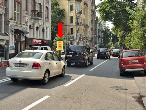 Фото рекламной плоскости по адресу Б. Житомирская ул., 23 / Гончара ул., светофор, в сторону Львовская пл.
