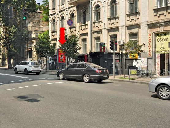 Фото рекламной плоскости по адресу Б. Житомирская ул., 26-Б / Гончара ул., светофор, в сторону Львовская пл.