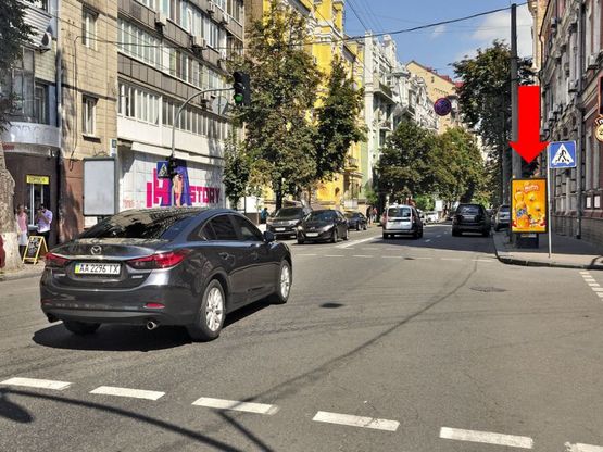 Фото рекламної площини за адресою Б. Житомирская ул., 15 / Стрелецкая, светофор, в сторону Владимирская ул.