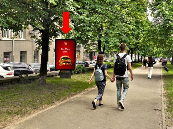 Фото рекламної площини за адресою Антоновича ул. (бывш. Горького ул.), 1, напротив магазина "Стиль и комфорт"