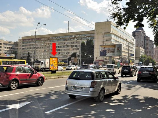 Фото рекламної площини за адресою Алмазова ул. (бывш. Кутузова ул.), 16/19, разделитель, ст. м. "Печерская", магазин "Антошка"