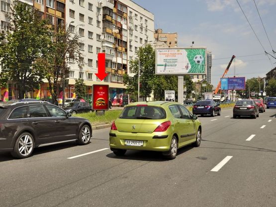 Фото рекламной плоскости по адресу Алмазова ул. (бывш. Кутузова ул.), 16/19, разделитель, ст. м. "Печерская", магазин "Антошка"