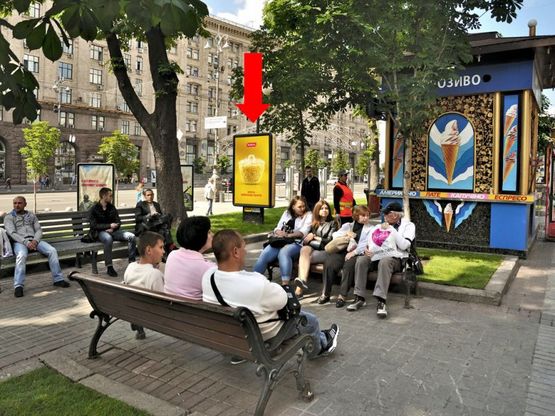 Фото рекламной плоскости по адресу Крещатик ул., 13, напротив магазина "Колинз"