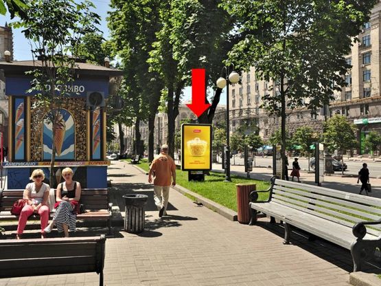 Фото рекламної площини за адресою Крещатик ул., 13, напротив магазина "Колинз"