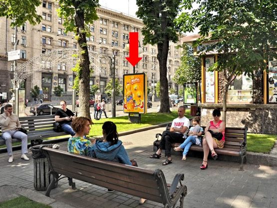 Фото рекламної площини за адресою Крещатик ул., 13, напротив магазина "Мобилочка"