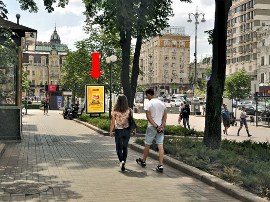 Фото рекламної площини за адресою Крещатик ул., 29, возле магазина "Марк & Спенсер", "Рошен"