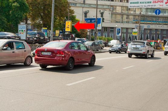 Фото рекламной плоскости по адресу Львовская пл., 8Б, напротив, из центра