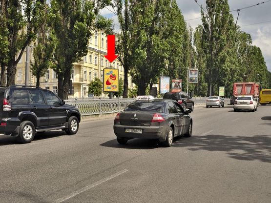 Фото рекламной плоскости по адресу Шевченко бул., 26, напротив ст. м. "Университет", бульварная часть, в сторону Владимирская ул.