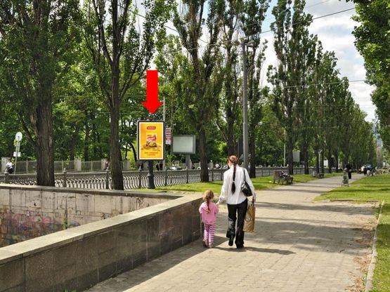 Фото рекламной плоскости по адресу Шевченко бул., 26, напротив ст. м. "Университет", бульварная часть, в сторону Победы пл.