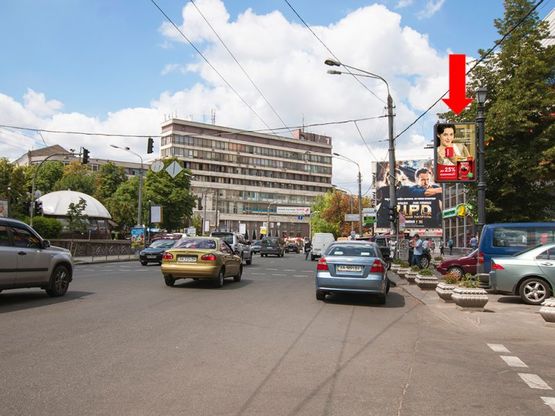 Фото рекламної площини за адресою Львовская пл., возле "Дом торговли", магазина "Билла", светофор, в сторону Сечевых Стрельцов ул. (бывш. Артема ул.)