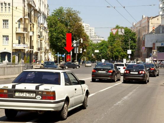 Фото рекламної площини за адресою Мазепы ул., 18/29, Славы пл., в сторону Арсенальная пл.