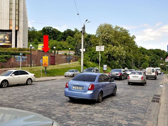 Фото рекламної площини за адресою Владимирский спуск, 1, Европейская пл., в сторону Почтовая пл.