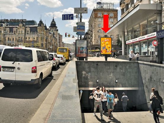 Фото рекламной плоскости по адресу Крещатик ул., 52 / Шевченко бул., возле магазина "Манго", Юникредитбанка, в сторону Б. Васильковская ул. (бывш. Красноармейская ул.)