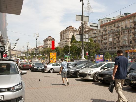 Фото рекламної площини за адресою Крещатик ул., 52 / Шевченко бул., возле магазина "Манго", Юникредитбанка, в сторону Европейская пл.