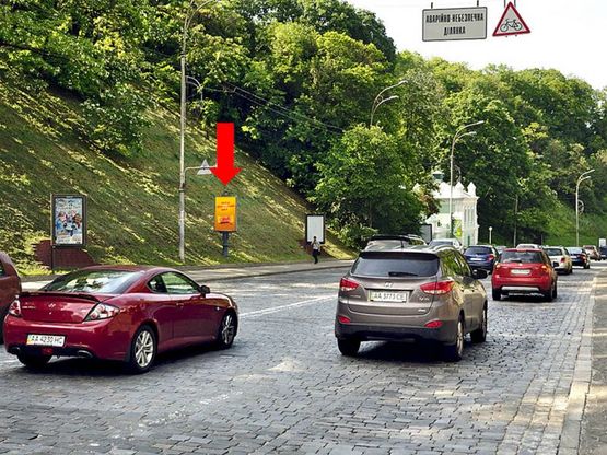 Фото рекламной плоскости по адресу Владимирский спуск, 100 м. от Европейской пл., в сторону Почтовая пл.