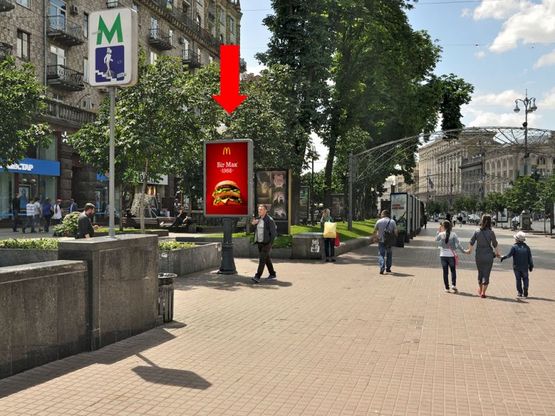 Фото рекламної площини за адресою Крещатик ул., 13, напротив магазина "Манго", в сторону Бессарабская пл.