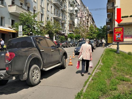 Фото рекламної площини за адресою Независимости пл., 2 / Костельная ул., в сторону Трехсвятительская ул.