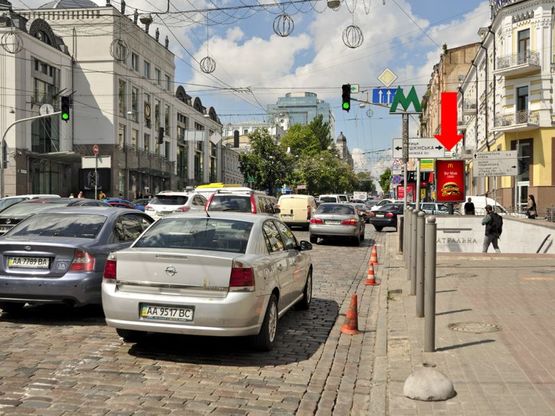 Фото рекламної площини за адресою Хмельницкого ул. / Пушкинская ул., на светофоре, в сторону Владимирская ул.