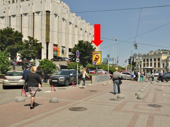 Фото рекламної площини за адресою Крещатик ул., 2 / ул. Трехсвятительская, в сторону Владимирского спуска