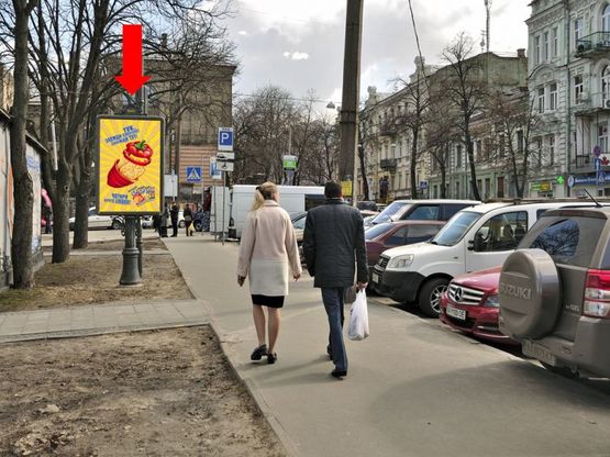 Фото рекламної площини за адресою Львовская пл. / Бульварно-Кудрявская ул. (бывш. Воровского ул.) / Ярославов Вал ул., на зеленой зоне возле парковки, в сторону Сечевых Стрельцов ул. (бывш. Артема ул.)