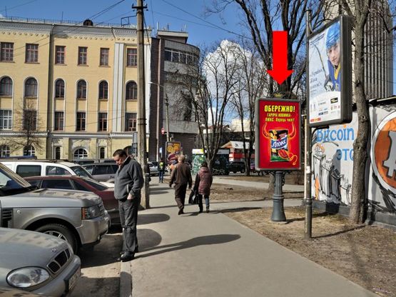 Фото рекламної площини за адресою Львовская пл. / Бульварно-Кудрявская ул. (бывш. Воровского ул.) / Ярославов Вал ул., на зеленой зоне возле парковки, в сторону Ярославов Вал ул.