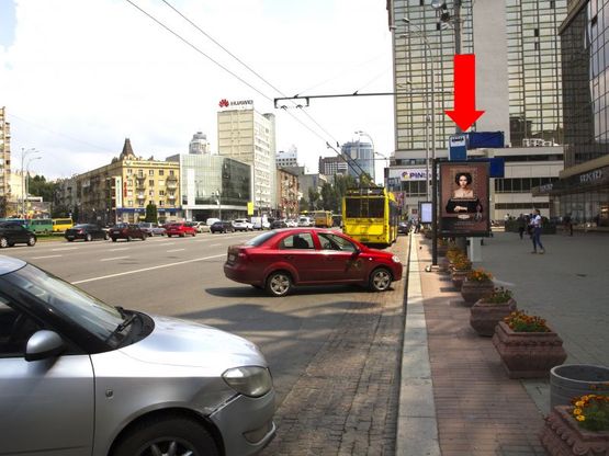 Фото рекламної площини за адресою Победы пл., 3, возле универмага "Украина", в сторону бул. Шевченко