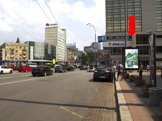 Фото рекламної площини за адресою Победы пл., 3, возле универмага "Украина", в сторону бул. Шевченко