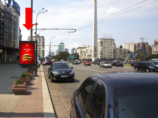 Фото рекламної площини за адресою Победы пл., 3, возле универмага "Украина", в сторону Воздухофлотского моста