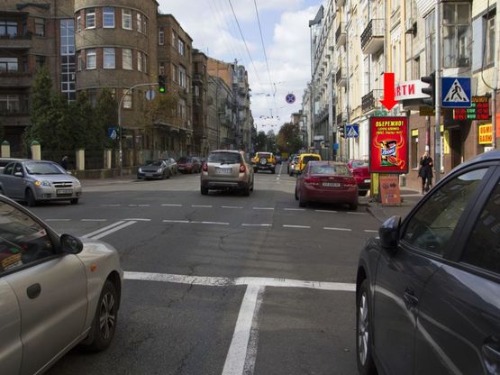 Фото рекламної площини за адресою Б. Житомирская ул., 16 / Стрелецкая, светофор, в сторону Львовская пл.