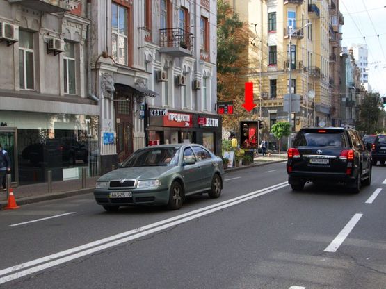 Фото рекламної площини за адресою Б. Житомирская ул., 23 / Гончара ул., светофор, в сторону Львовская пл.