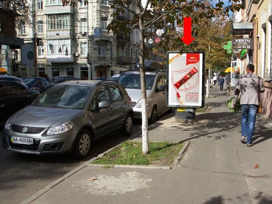 Фото рекламної площини за адресою Ярославов Вал ул., 28 / Гончара ул., на светофоре, возле ресторана "Paul", в сторону Львовская пл.