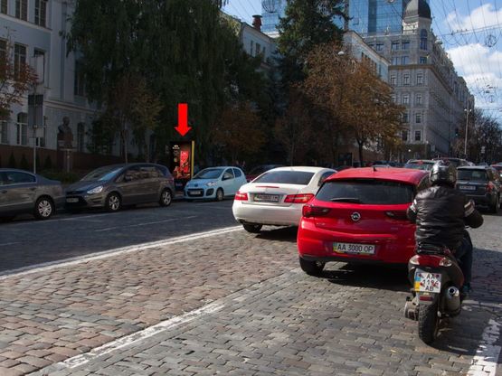 Фото рекламної площини за адресою Хмельницкого ул., 15, напротив ресторана "Рукола", в сторону Владимирская ул.