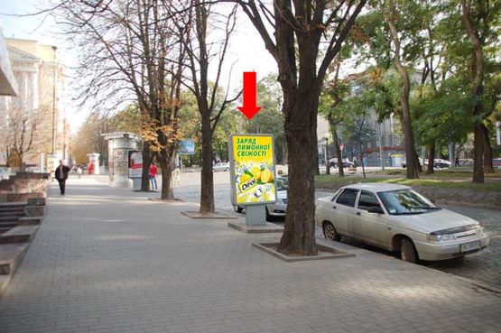 Фото рекламной плоскости по адресу Яворницкого пр. (бывш. Маркса пр.) / Вернадского ул. (бывш. Дзержинского ул.), 1-3