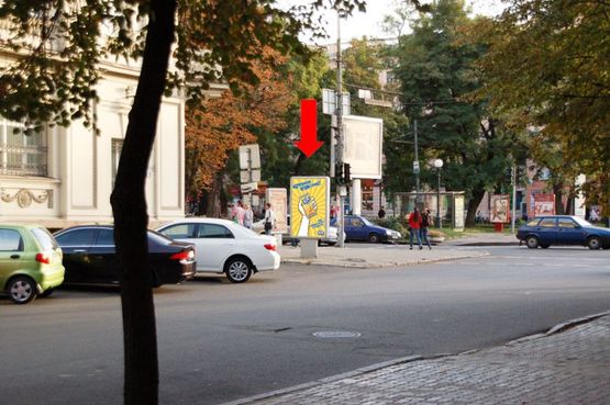 Фото рекламной плоскости по адресу Воскресенская ул. (бывш. Ленина ул.), 13 / Яворницкого пр. (бывш. Маркса пр.), 58, возле магазина "Adidas"