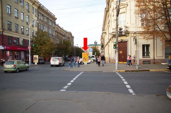 Фото рекламної площини за адресою Воскресенская ул. (бывш. Ленина ул.), 13 / Яворницкого пр. (бывш. Маркса пр.), 58, возле магазина "Adidas"