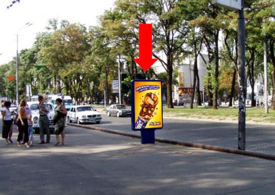 Фото рекламной плоскости по адресу Яворницкого пр. (бывш. Маркса пр.), парк им. Глобы, из центра