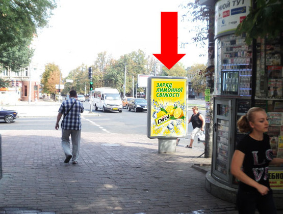 Фото рекламной плоскости по адресу Яворницкого пр. (бывш. Маркса пр.), 100 / Княгини Ольги ул. (бывш. Горького ул.), центральный рынок "Озерка"