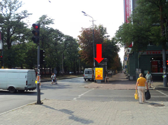 Фото рекламной плоскости по адресу Яворницкого пр. (бывш. Маркса пр.), 100 / Княгини Ольги ул. (бывш. Горького ул.), центральный рынок "Озерка"