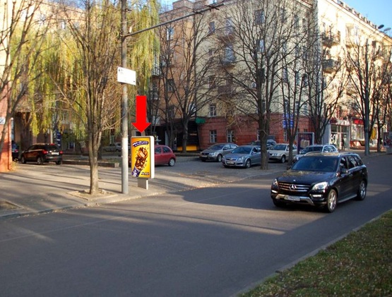 Фото рекламной плоскости по адресу Яворницкого пр. (бывш. Маркса пр.), 20, возле магазина "Обувь"