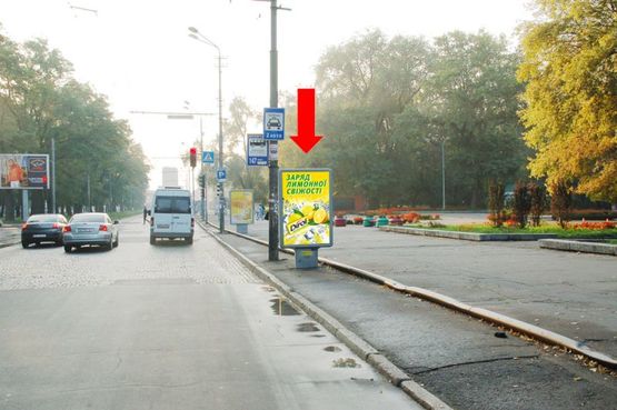 Фото рекламної площини за адресою Яворницкого пр. (бывш. Маркса пр.), парк им. Глобы, в центр