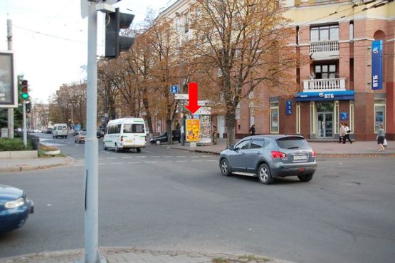 Фото рекламной плоскости по адресу Яворницкого пр. (бывш. Маркса пр.), 83 / Фабра ул. (бывш. Серова ул.)