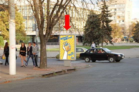 Фото рекламной плоскости по адресу Яворницкого пр. (бывш. Маркса пр.), 72 / Половицкая ул., кафе "Coffee Life", театр Оперы и балета