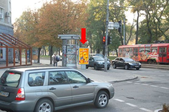 Фото рекламной плоскости по адресу Яворницкого пр. (бывш. Маркса пр.) / Столярова ул., кинотеатр "Родина"