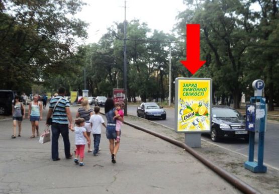 Фото рекламної площини за адресою Яворницкого пр. (бывш. Маркса пр.), парк им. Глобы, из центра