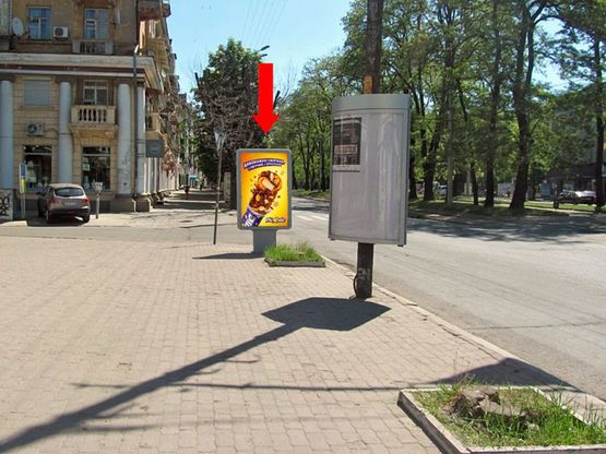 Фото рекламної площини за адресою Яворницкого пр. (бывш. Маркса пр.), 92, магазин "1000 мелочей"